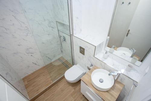 een badkamer met een toilet, een wastafel en een douche bij Splendide studio Design frontiere Monaco in Beausoleil