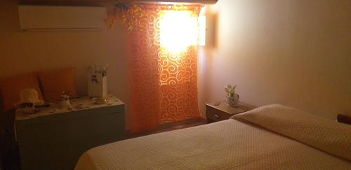 sypialnia z łóżkiem i lampką na ścianie w obiekcie Happy Holiday w mieście Avola