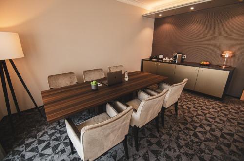 a conference room with a long table and chairs at GLANDON Rooms Elite in Biel