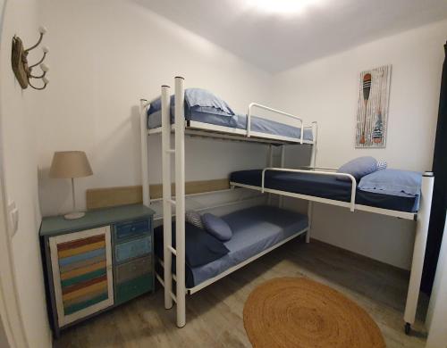 Palamós Apartament Superior Garoina tesisinde bir ranza yatağı veya ranza yatakları