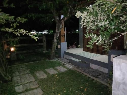 Taman di luar JOGLOPARI GuestHouse bukan untuk pasangan non pasutri