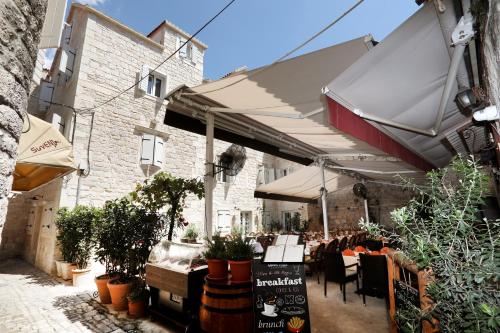 Restaurant o un lloc per menjar a Villa Teuta