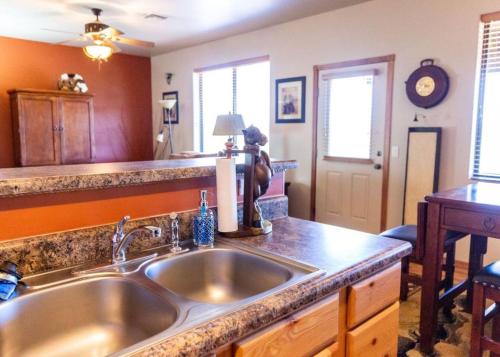 eine Küche mit Spüle und Arbeitsplatte in der Unterkunft Elegant Cottage with Wonderful Views near FH Lake in Show Low