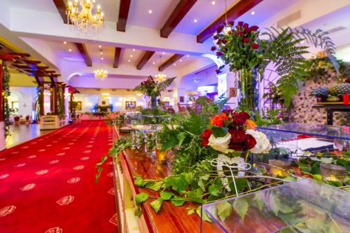 a lobby with a bunch of flowers on display at Aurelius Imparatul Romanilor Hotel & SPA in Poiana Brasov