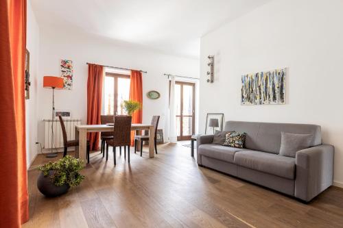 uma sala de estar com um sofá e uma mesa em La Loggia dei Re em Palermo