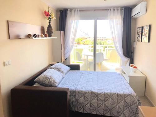 Habitación pequeña con cama y balcón. en Apartamento en Javea, en Jávea