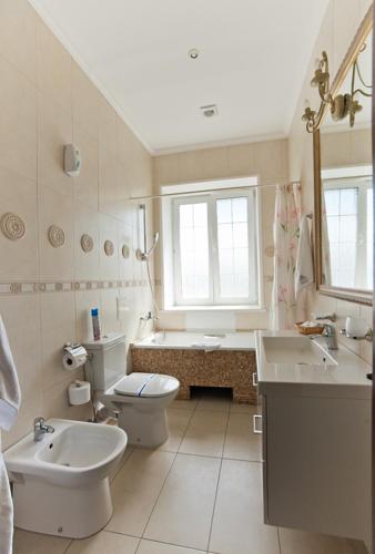 a bathroom with a sink and a toilet and a tub at Gorny Ruchej in Hora