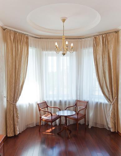 a dining room with a table and chairs and a window at Gorny Ruchej in Hora