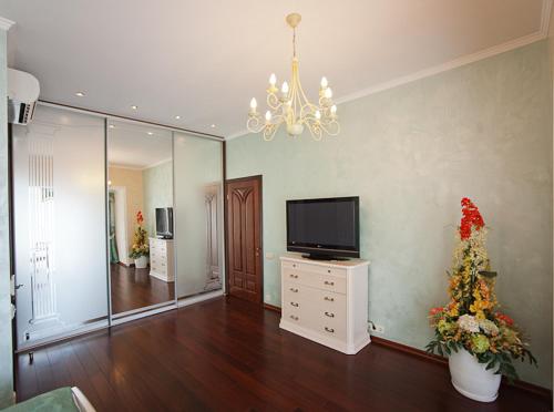 a large living room with a television and a mirror at Gorny Ruchej in Hora