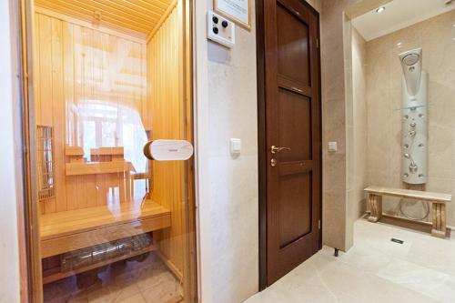 a door leading to a room with a bathroom at Gorny Ruchej in Hora