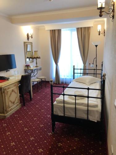 Un pat sau paturi într-o cameră la Hotel Aviator Boutique