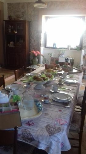 een lange tafel met borden en kommen met eten erop bij L' Albarosa affittacamere e b&b in Spigno Saturnia