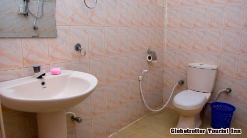 錫吉里亞的住宿－周遊世界旅遊酒店，一间带水槽和卫生间的浴室