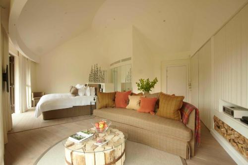Ένα ή περισσότερα κρεβάτια σε δωμάτιο στο Chewton Glen Hotel - an Iconic Luxury Hotel