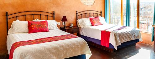 1 dormitorio con 2 camas y ventana en La Posada Pintada, en Bluff