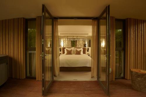 Ένα ή περισσότερα κρεβάτια σε δωμάτιο στο Chewton Glen Hotel - an Iconic Luxury Hotel