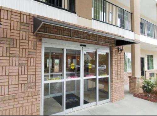 Η πρόσοψη ή η είσοδος του Garden Inn Hotel