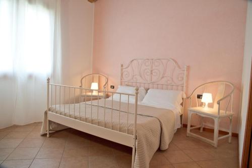 a bedroom with a white bed and a window at Agriturismo Ai Carpini in Marcon