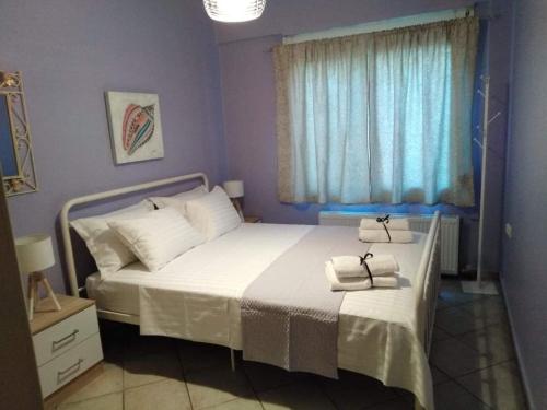 - une chambre avec 2 lits et une fenêtre avec des serviettes dans l'établissement The House At The Pines, à Péfka