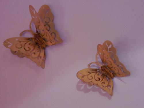 drei braune Schmetterlinge sitzen auf einer lila Oberfläche in der Unterkunft Four Seasons 1 in Paralia Katerinis