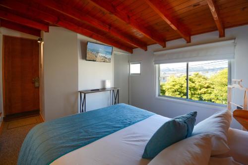 Un dormitorio con una cama grande y una ventana en Kai Bed and Breakfast en Algarrobo