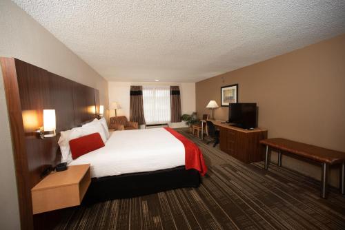 Ένα ή περισσότερα κρεβάτια σε δωμάτιο στο Northfield Inn Suites and Conference Center