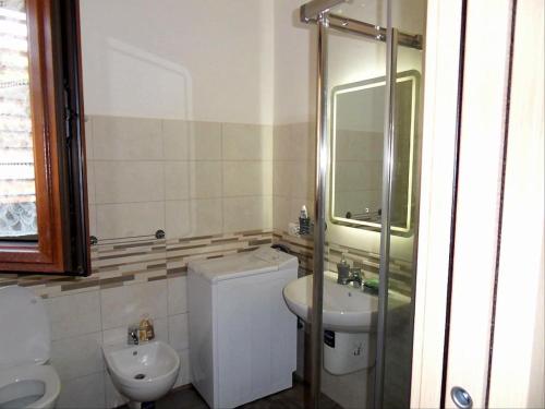 W łazience znajduje się umywalka, toaleta i prysznic. w obiekcie belvedere w mieście Castelsardo
