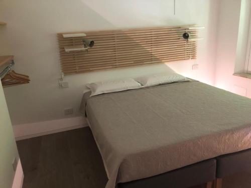 a bedroom with a large bed with a window at Ibisco Affittacamere in Iesi