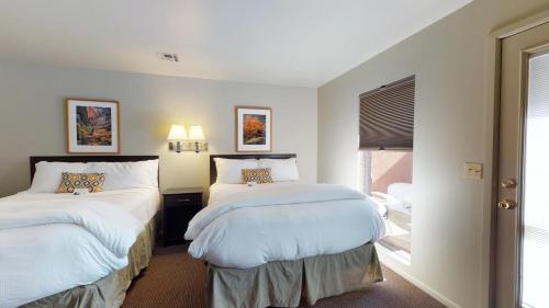 a bedroom with two beds and a window at Flanigan`s Resort and Spa in Springdale