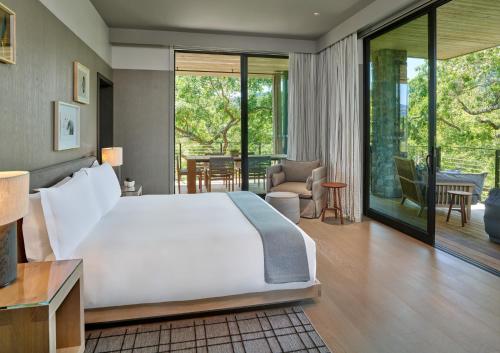 Postel nebo postele na pokoji v ubytování Alila Napa Valley, a Hyatt Resort