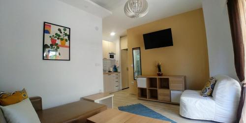 A television and/or entertainment centre at MAGO APARTMENTS