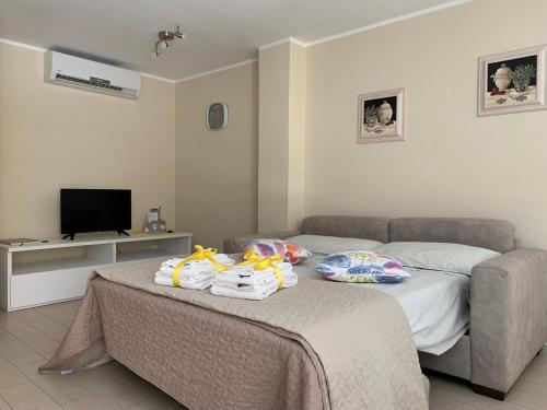a bedroom with a bed with towels on a table at Al Lago da Lilly in Gargnano