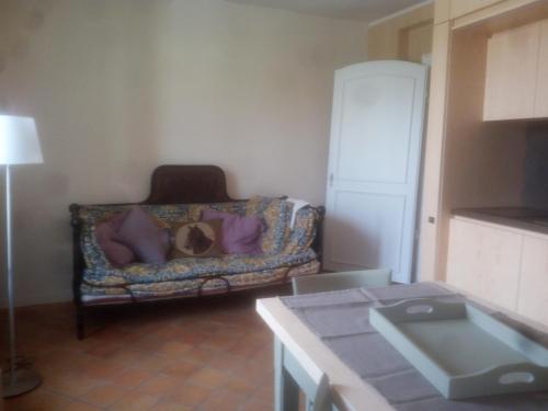 a living room with a couch with a hat on it at Lapieve in Scalenghe