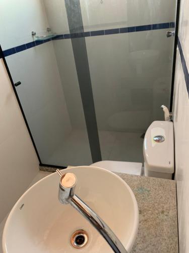 Ένα μπάνιο στο Casa Praia de Guarajuba 6 suites completas