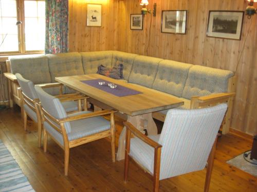 a living room with a table and a couch at Putten Seter in Høvringen