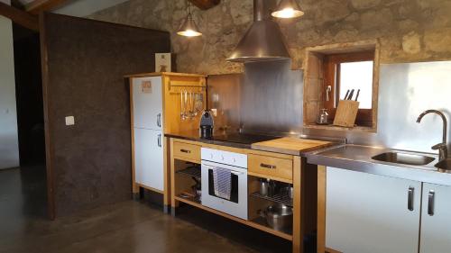 cocina con nevera blanca y fregadero en Casa Baluard de Ferreres, en Olvan