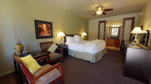 a hotel room with a bed and a television at Flanigan`s Resort and Spa in Springdale