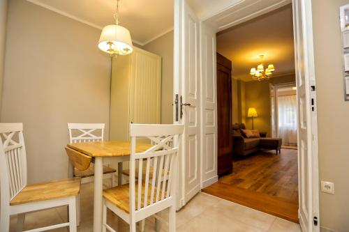 Apartament Diana في كارباش: غرفة طعام مع طاولة وكراسي بيضاء