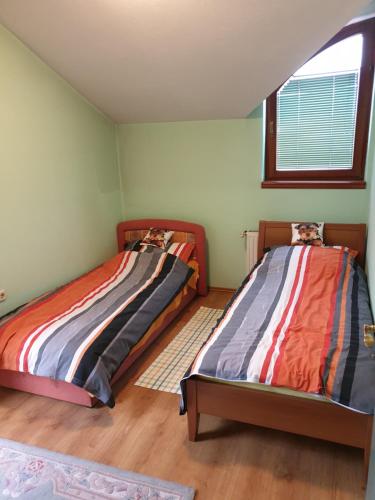 duas camas sentadas num quarto com em GREEN and BLUE apartments em Banja Luka
