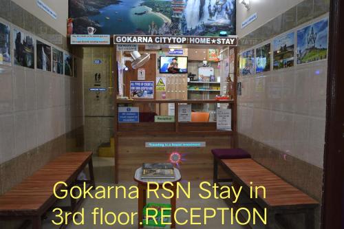 un golisano o no permanecer en la recepción de la planta en Gokarna RSN STAY in Top Floor for the Young & Energetic people of the Universe, en Gokarna