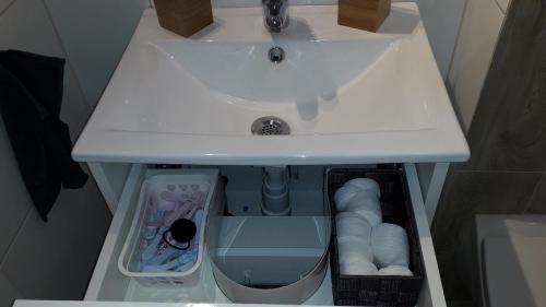 um lavatório de casa de banho com um WC por baixo em Apartament Wera em Gdansk