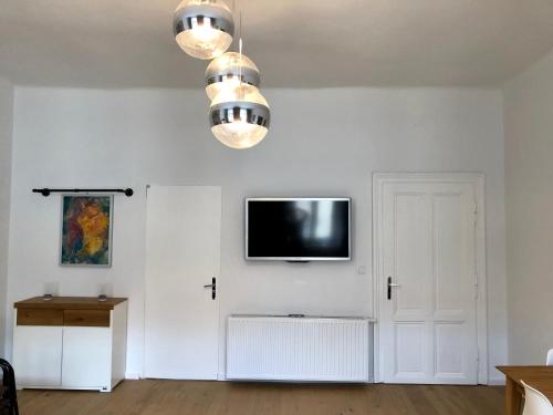 ウィーンにあるAtelier Lomaniのリビングルーム(壁掛け式薄型テレビ付)