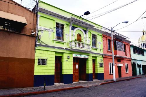 una fila de edificios coloridos en una calle en Hotel Posada del Centro en Guatemala