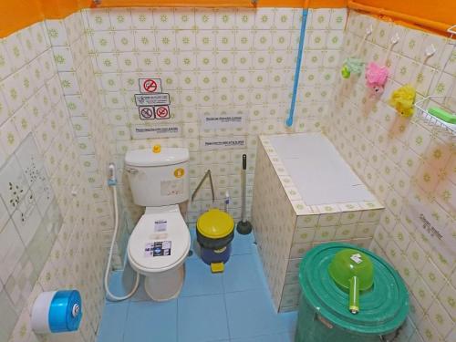 Ein Spielzeugbadezimmer mit Toilette und Waschbecken in der Unterkunft Meechok Home in Chiang Mai