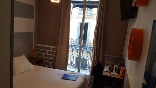 Un pat sau paturi într-o cameră la Hôtel Confort