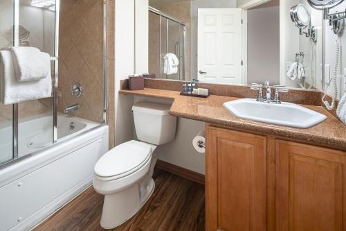 ein Bad mit einem WC, einem Waschbecken und einer Dusche in der Unterkunft Tahiti All-Suite Resort in Las Vegas