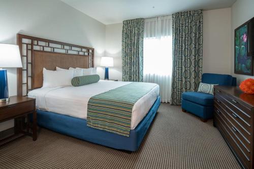 ラスベガスにあるタヒチ オール-スイート リゾートの大きなベッドと窓が備わるホテルルームです。