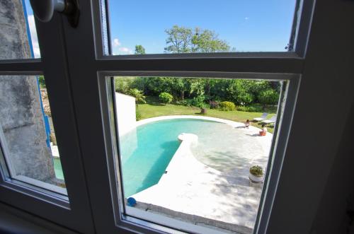 Der Swimmingpool an oder in der Nähe von Logis Saint Léonard