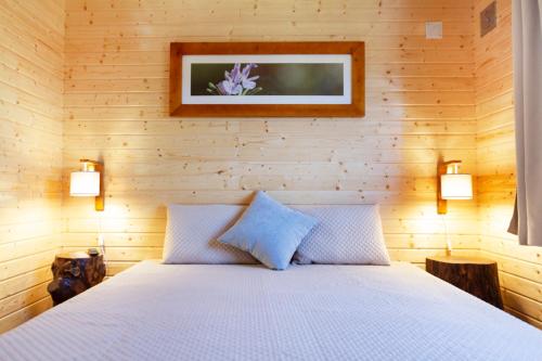 a bedroom with a white bed with two pillows at Naturena Agro-Turismo in Durrães