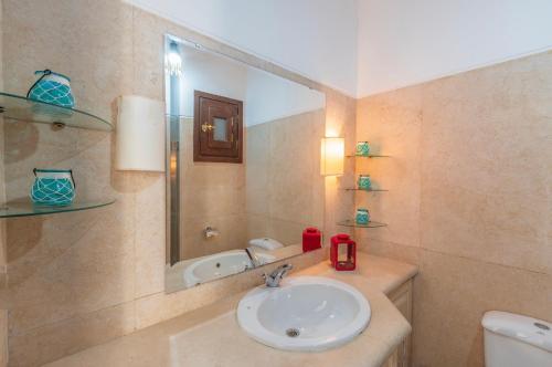 A bathroom at El gouna South Marina Townhouse Apartment 3 bedrooms